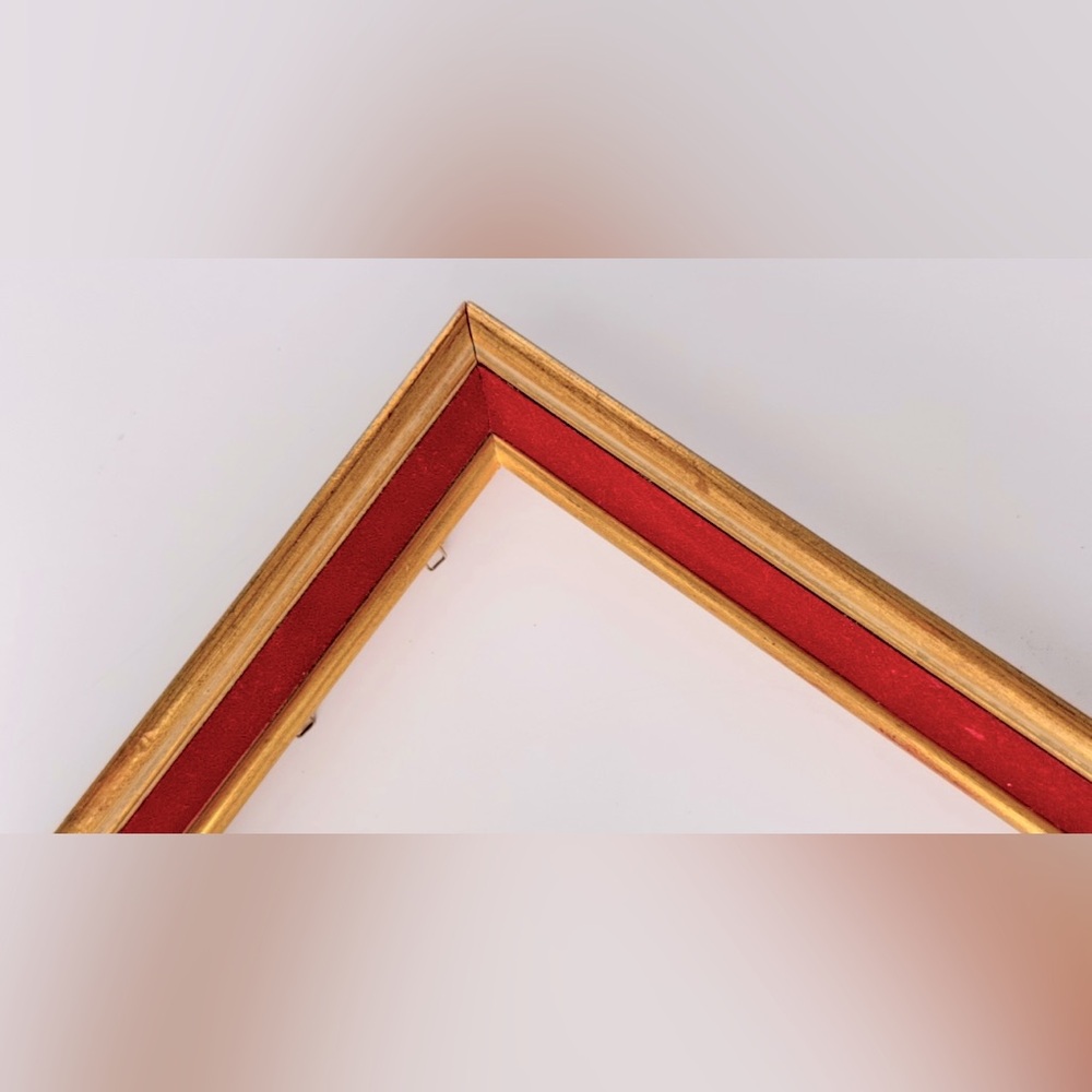 VINTAGE 5x7 Antique Wooden Red Velvet Gold Picture Frame w Wire Hanger - Picture 5 of 16